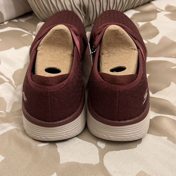Skechers max cushioning lite breathe easy slip on burgundy NWT size 8 - Picture 3 of 6